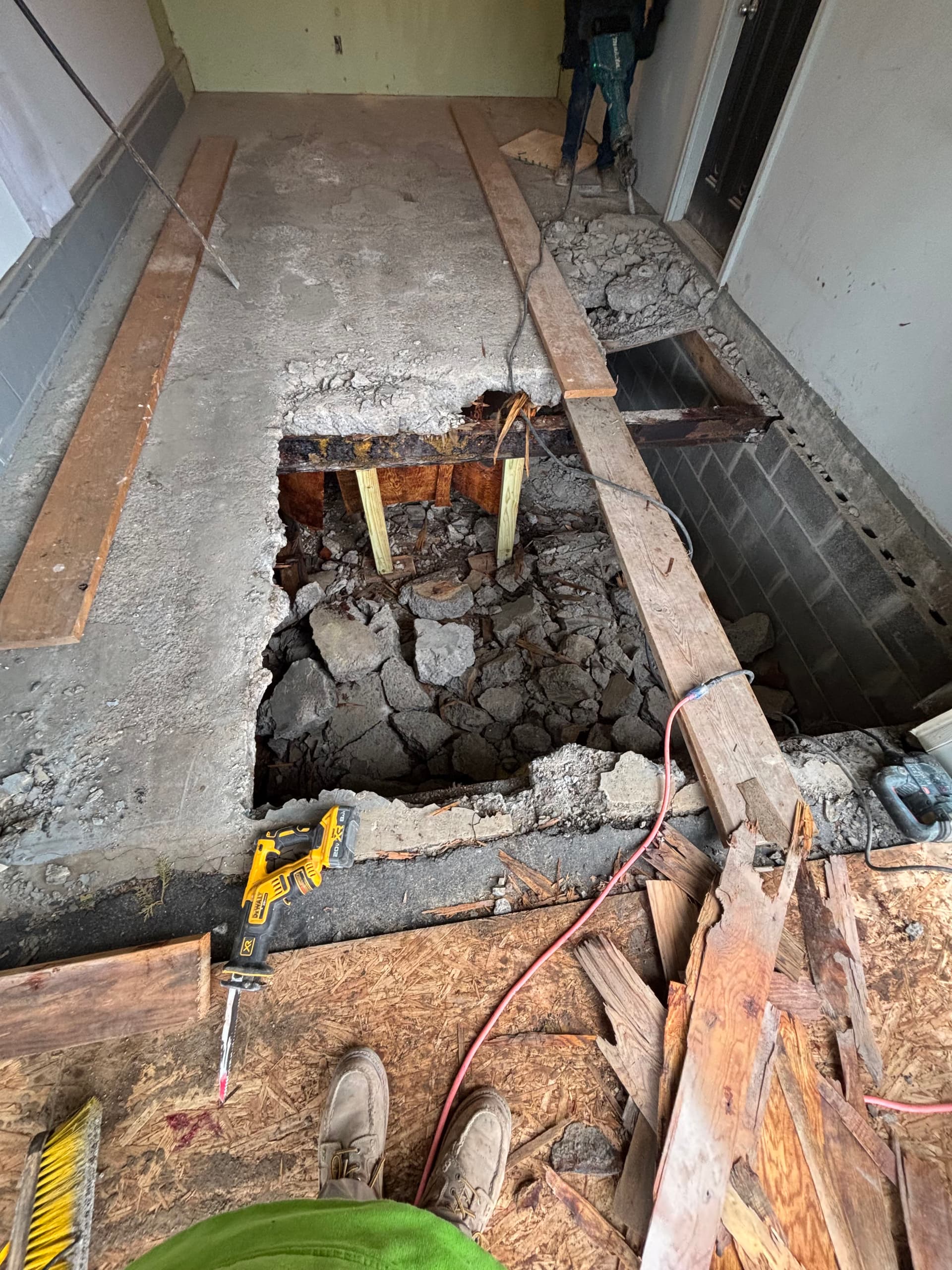 Gallery photos for Garage Floor Rescued with Expert Concrete Pouring: Image #1